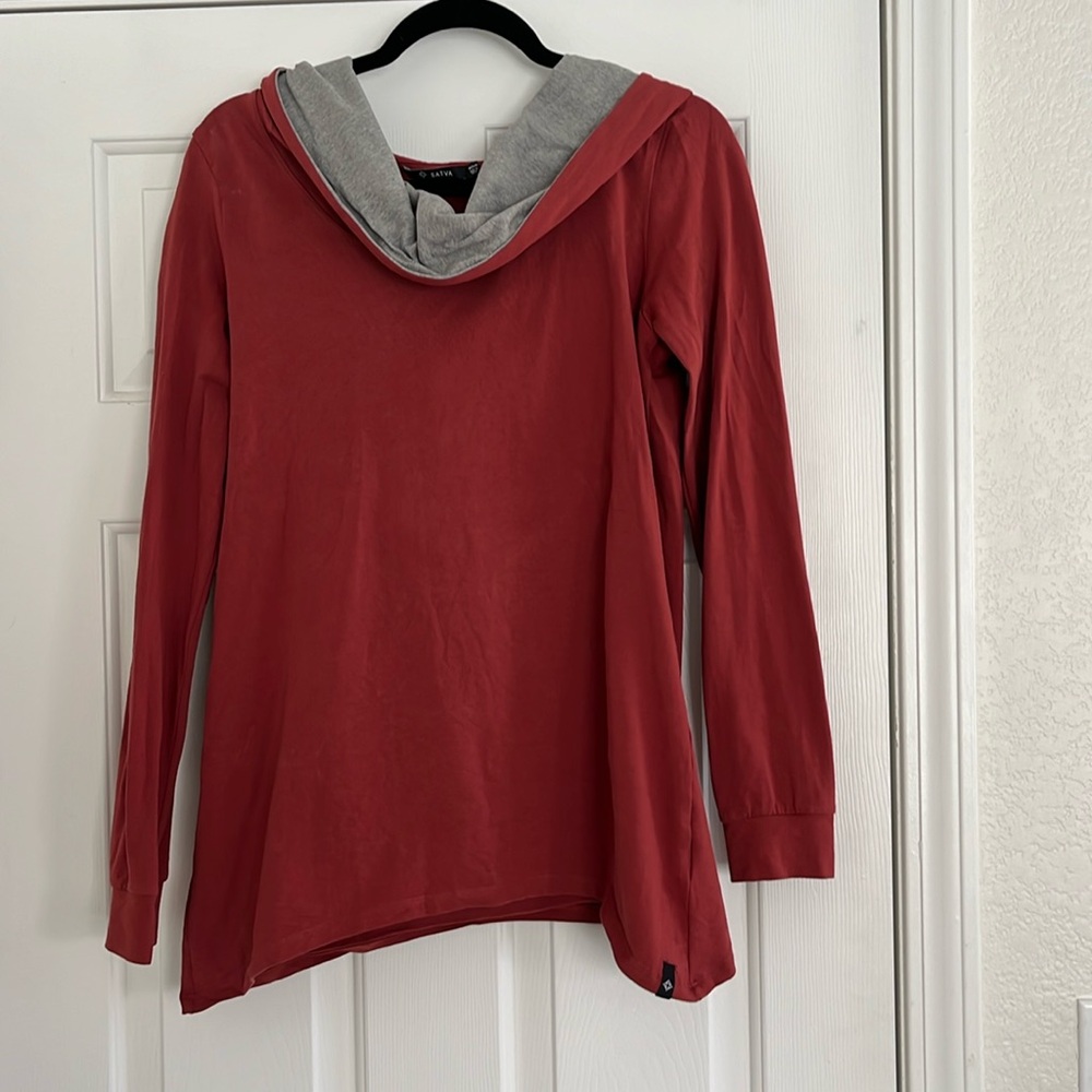 Satva long sleeve hooded top organic cotton